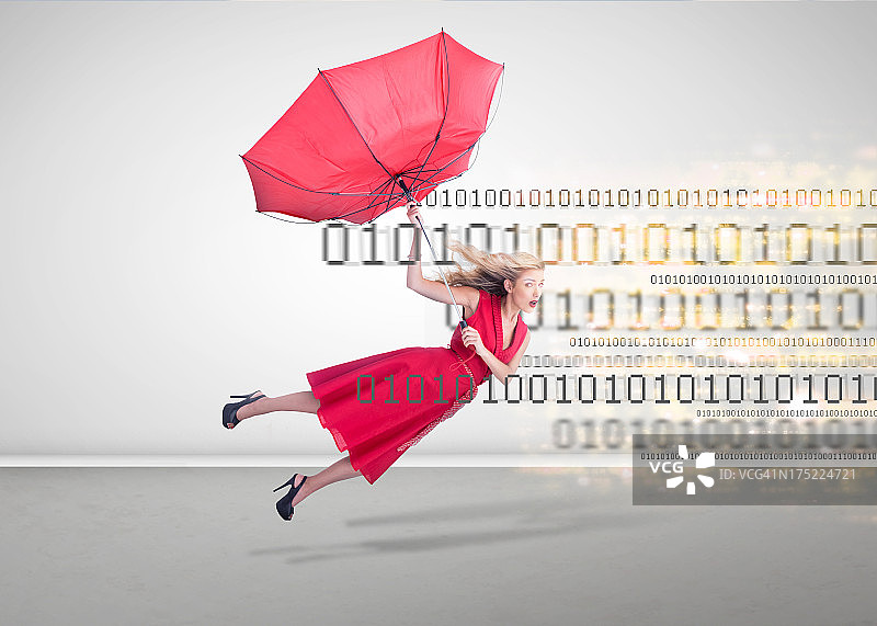 在空房间里飞行的女人图片素材