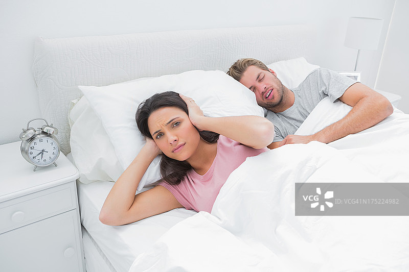 打鼾的丈夫吵得妻子无法入睡图片素材