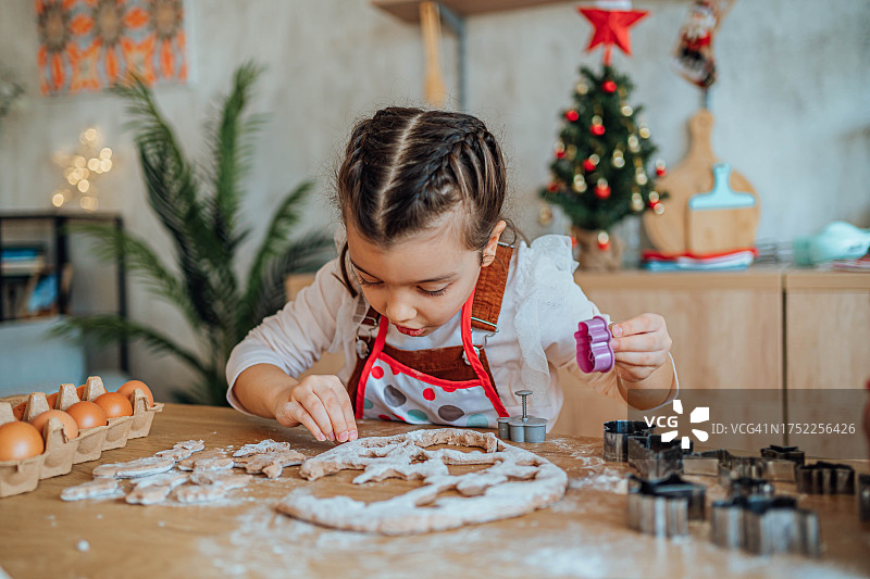 女孩在家制作圣诞饼干图片素材
