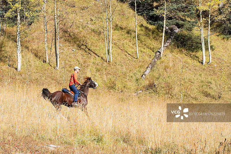 秋季在岩石山骑马图片素材