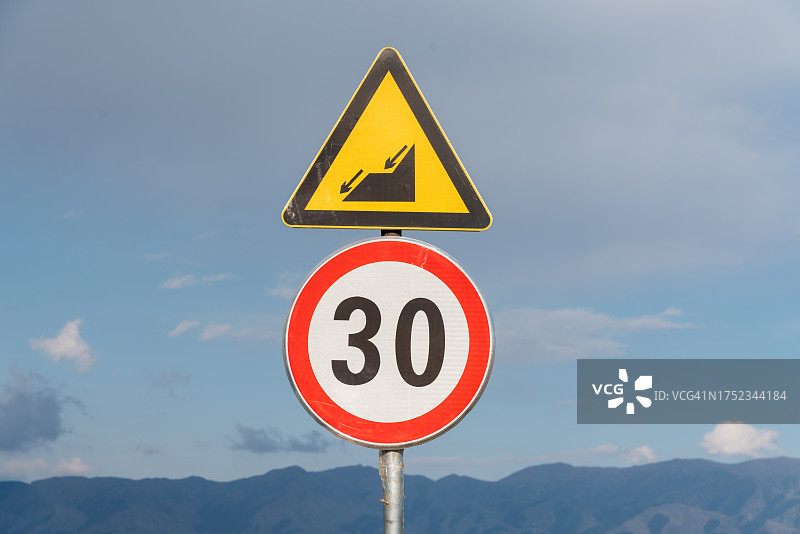 下坡路段和限速标志图片素材
