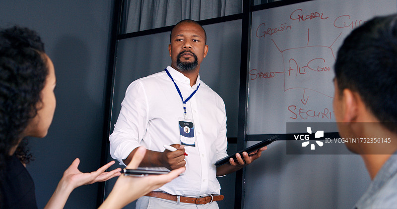 在办公室参加创业领导力研讨会的黑人男子在做商务报告并提问图片素材