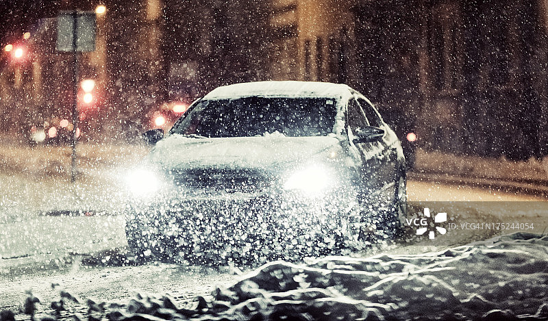 深夜暴风雪中的交通图片素材