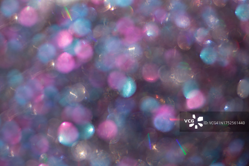 具有闪亮光泽的抽象散焦紫色全息背景叠加层图片素材