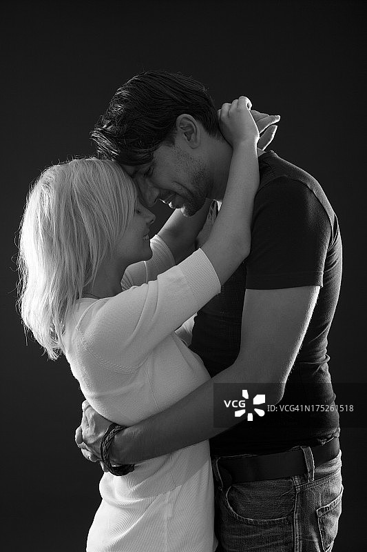 幸福的年轻情侣依偎在一起图片素材