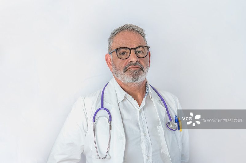 白底老年男医生肖像图片素材