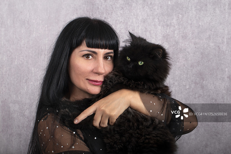 女人抱着黑猫图片素材