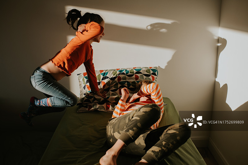 摔跤兄弟的滑稽形象图片素材