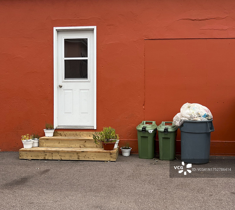房屋外的垃圾箱图片素材