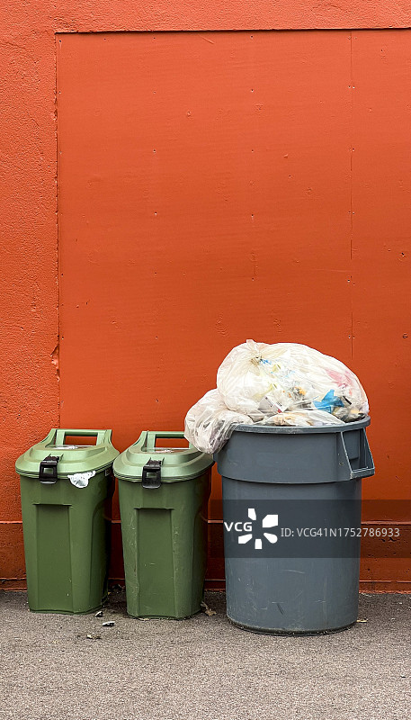 垃圾桶里的垃圾袋图片素材