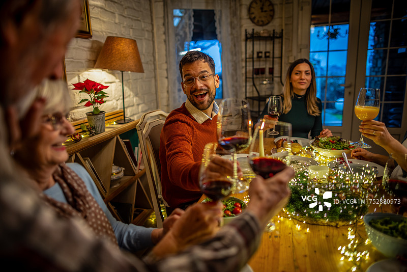 家庭在家享用圣诞晚餐图片素材