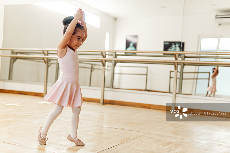 可爱的小拉丁裔学前芭蕾舞女孩肖像图片素材