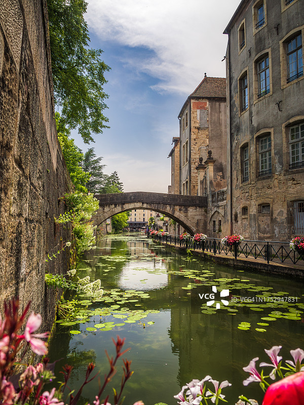 多尔古镇小威尼斯区运河上的古老石桥图片素材