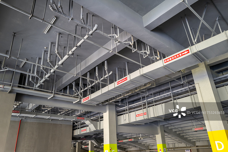 高层建筑下的通信管道和排水管道图片素材