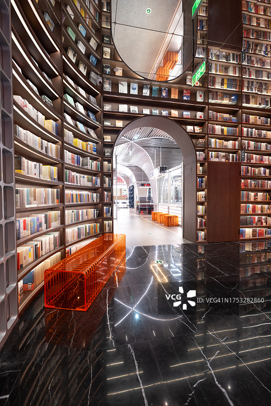 现代建筑图书馆内的木制立体书柜图片素材