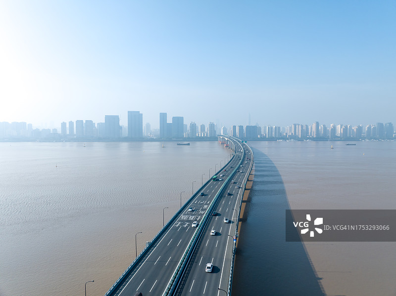 海上大桥与现代城市高层建筑图片素材