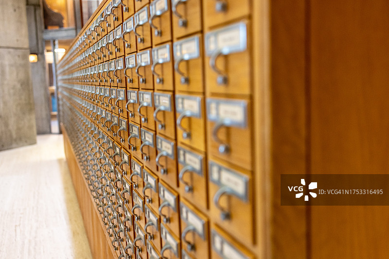 传统木制图书馆卡片目录柜的侧面图，具有递减的视角图片素材