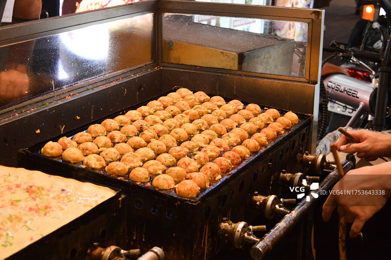 在大阪烹饪章鱼烧图片素材