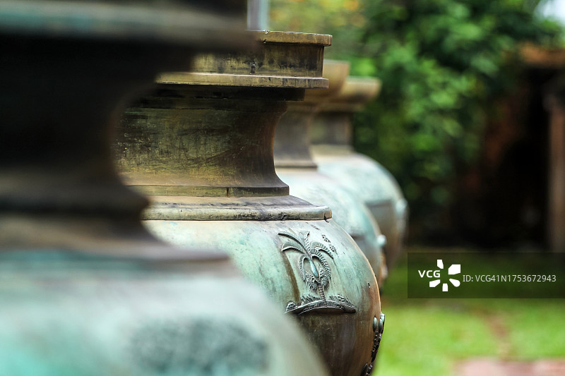 顺化市The Mieu寺庙中1835年至1837年间铸造的装饰性朝代骨灰盒图片素材