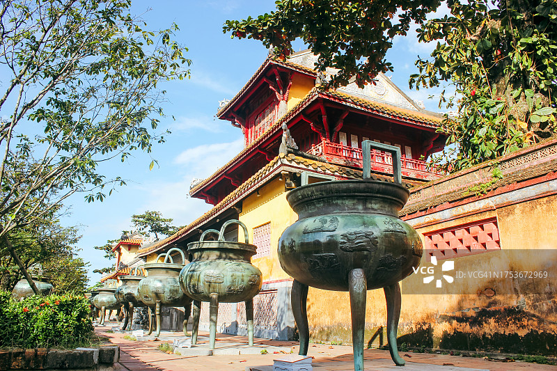 顺化市The Mieu寺庙中1835年至1837年间铸造的装饰性朝代骨灰盒图片素材