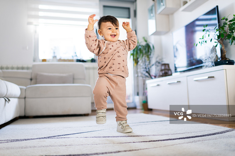 女婴的最初步伐图片素材