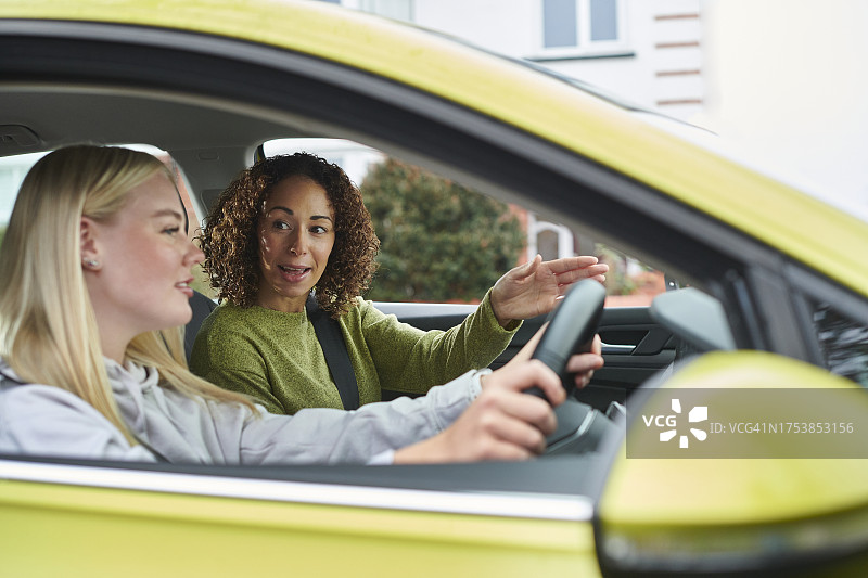 有教练的学车者图片素材