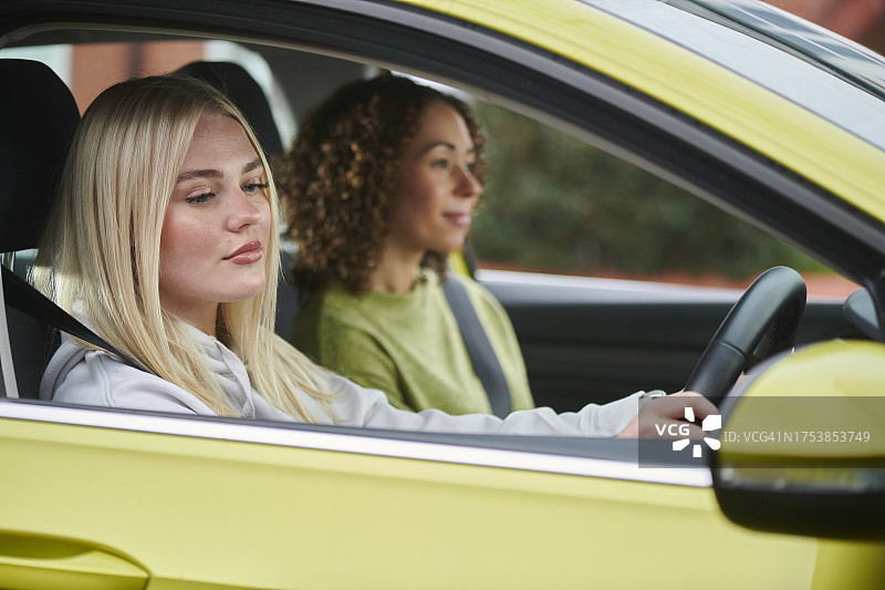 有教练的学车者图片素材