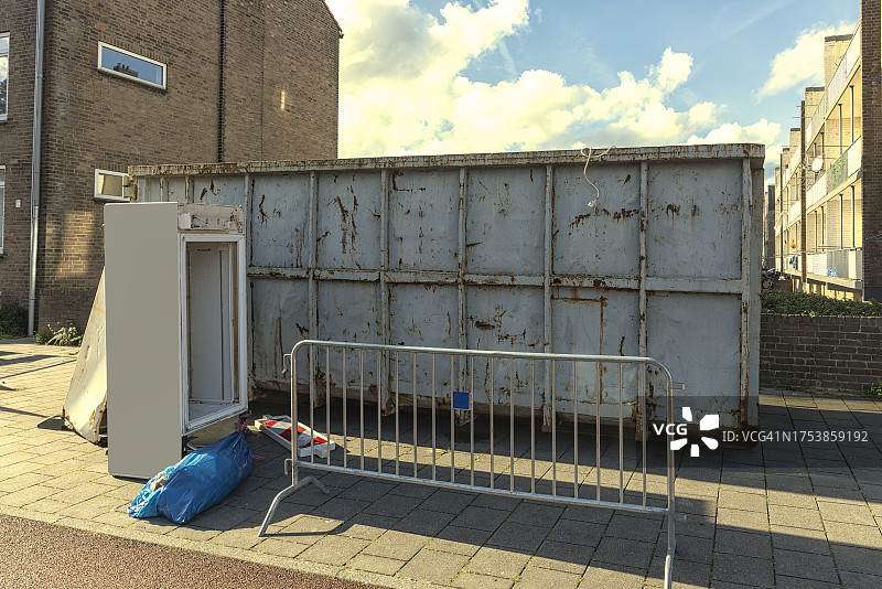 带有钢制围栏的大型灰色钢制工业废料集装箱图片素材