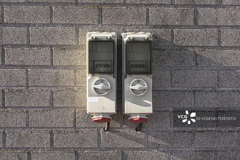 安装在石墙上的两个三相开关图片素材