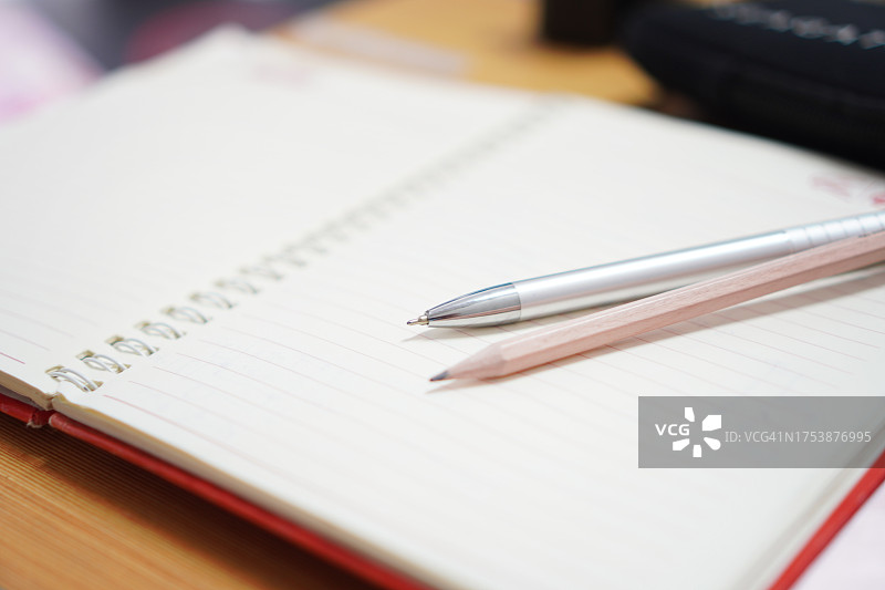 笔记本上的铅笔和钢笔图片素材