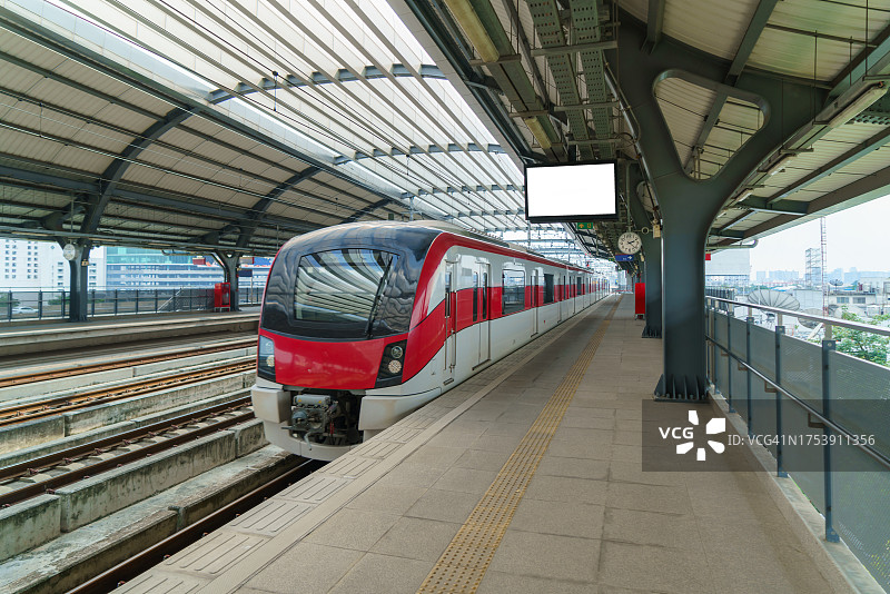 火车站站台白色banner，地铁列车正在停靠图片素材