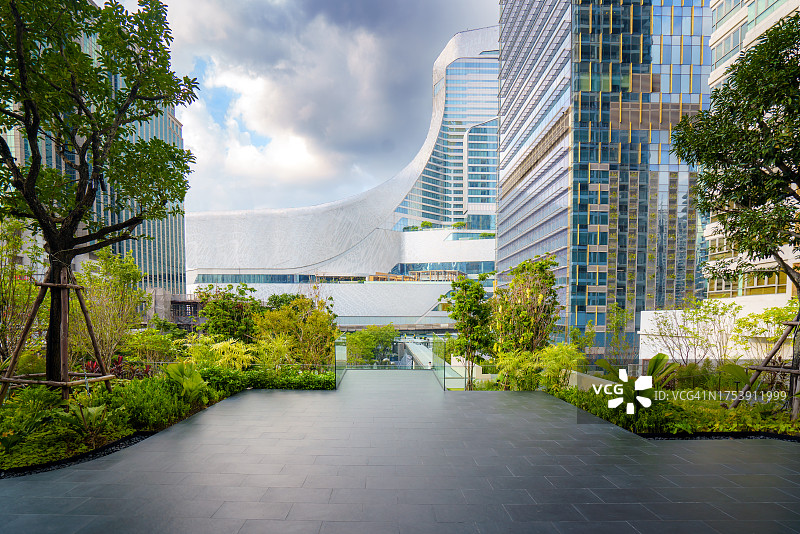 曼谷高楼间的城市屋顶绿洲公园图片素材