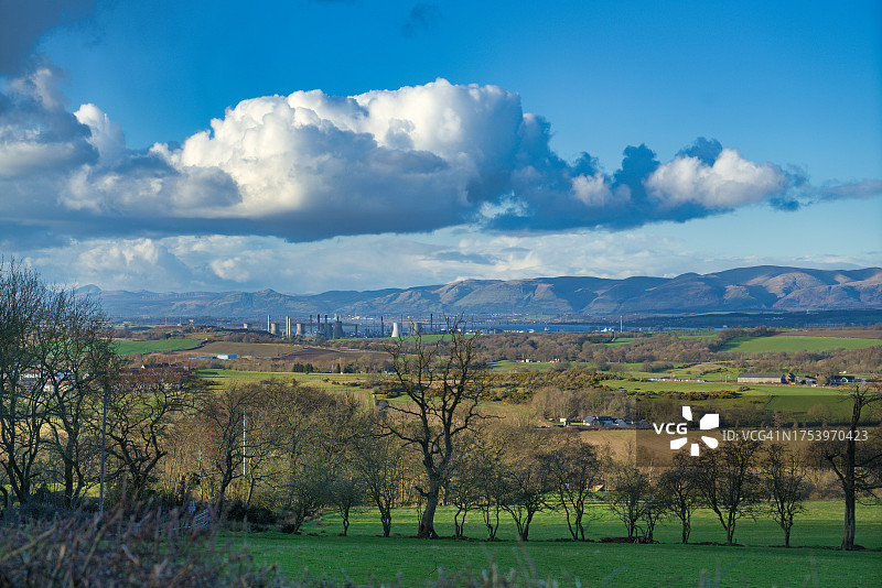 从威廉姆斯克雷格山上方向北看福斯河谷，英国苏格兰西洛锡安林利思戈图片素材