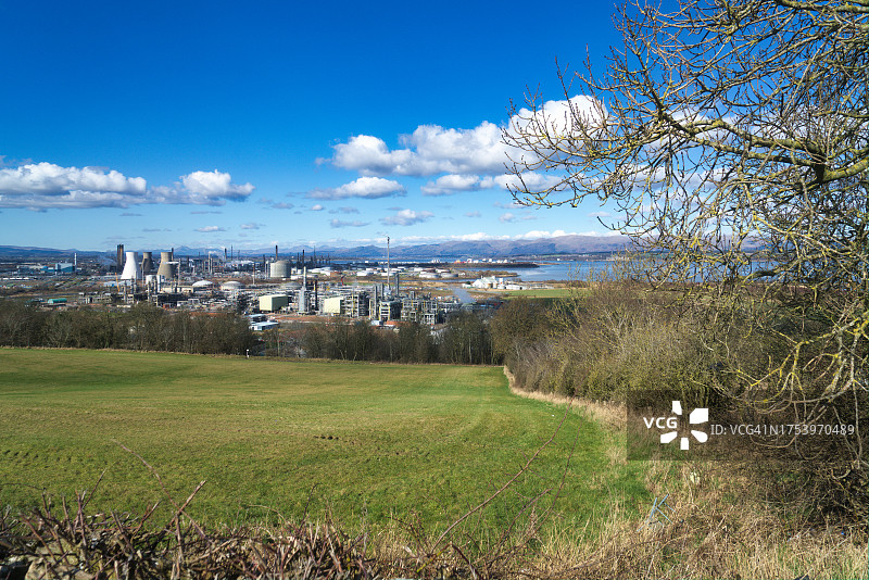 从格兰杰默斯上方的山丘向北眺望福斯河谷、格兰杰默斯石化工厂和福斯河图片素材