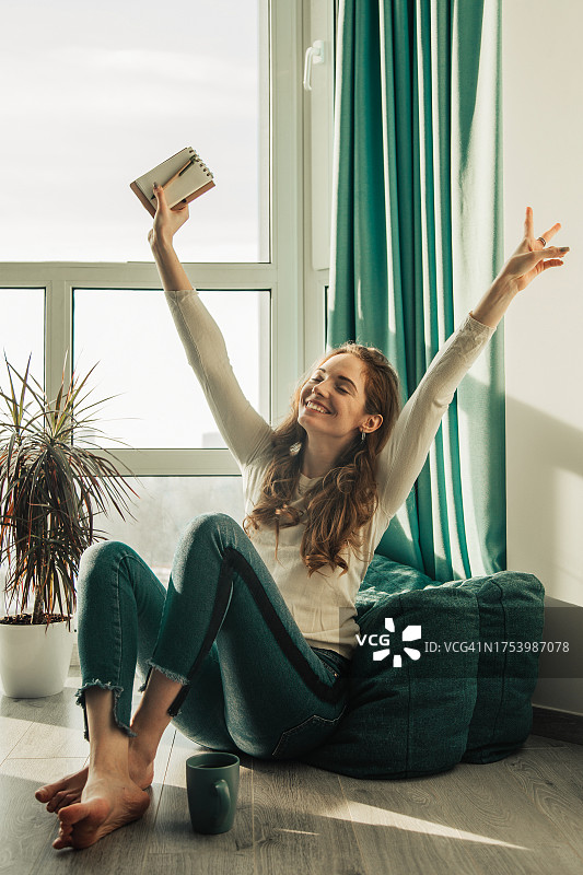 对成功感到高兴的年轻女子图片素材