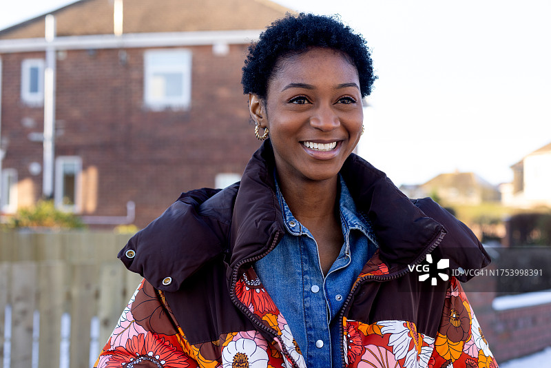 青年人在冬季散步图片素材