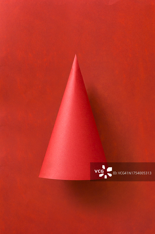 红色纹理背景上的简约红色锥体图片素材