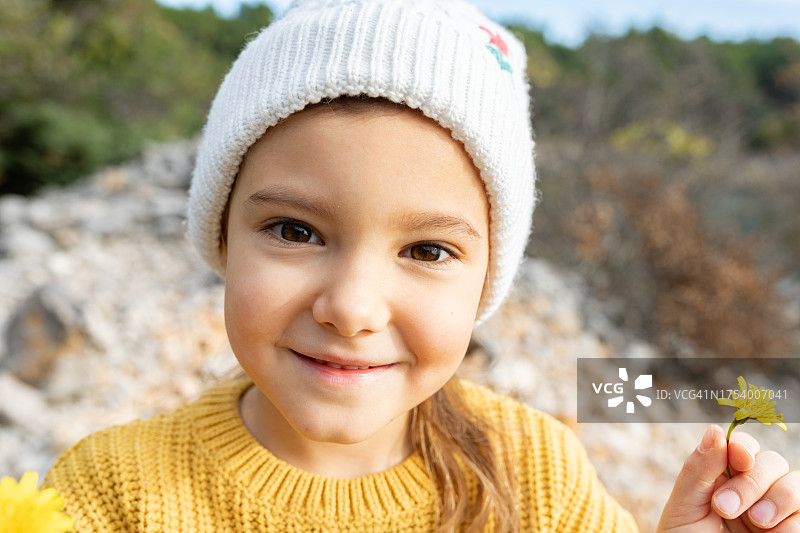戴着鲜花的女孩图片素材