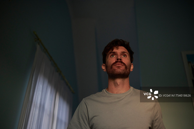 房屋，夜晚和思考，男人，想法和解决方案，解决问题，计划与和平。人，公寓和家伙的想法，晚上和冷静，心态，问题和放松与奇迹图片素材