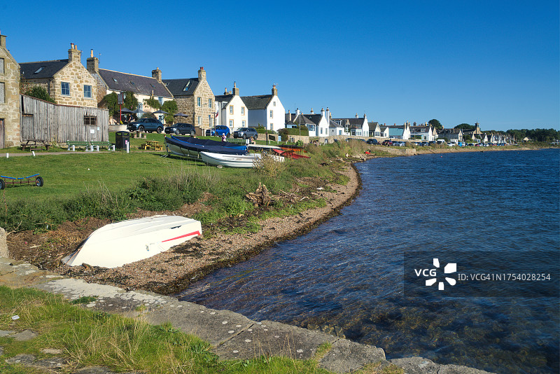从历史悠久的Findhorn海滨村庄向南眺望默里湾图片素材
