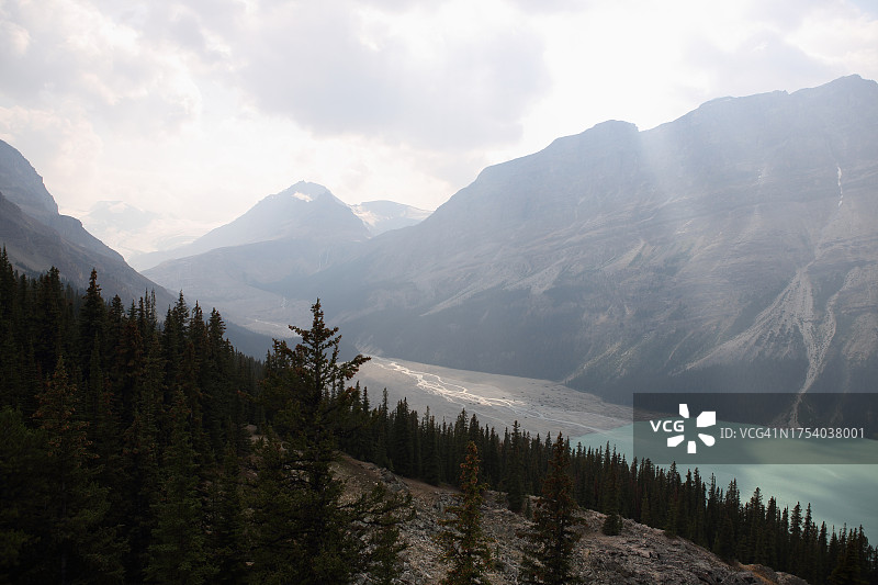 佩托湖、佩托冰川及岩石粉末淤泥形成的三角洲图片素材