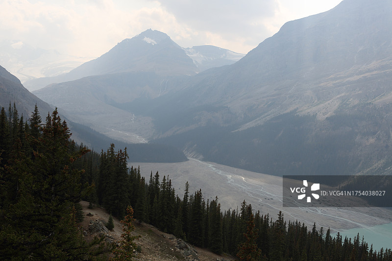 佩托湖、佩托冰川及岩石粉末淤泥形成的三角洲图片素材