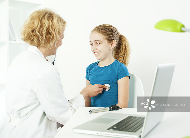 在医生办公室的儿童图片素材
