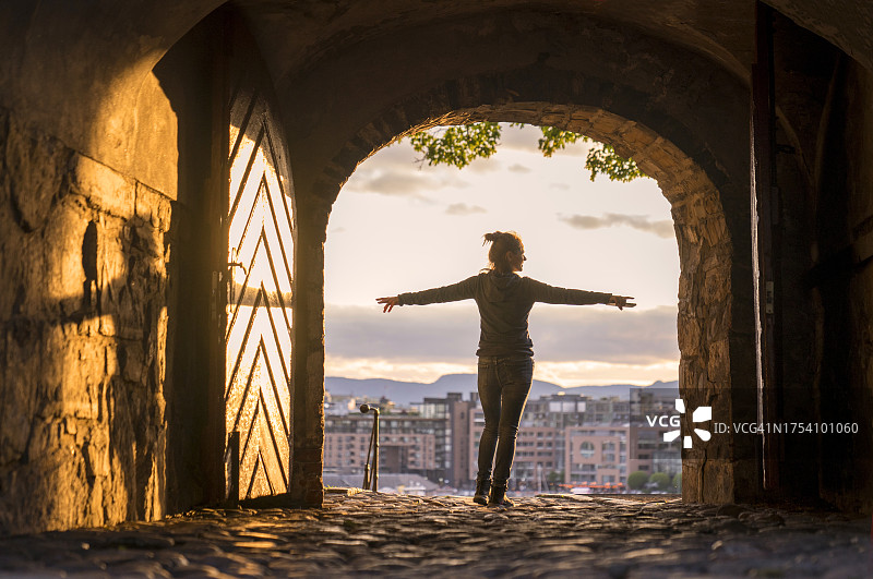 奥斯陆首都的日落景色，透过隧道观看。奥斯陆，挪威图片素材