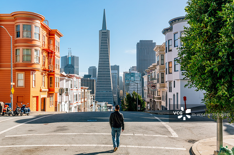 男人在旧金山探索的背影图片素材