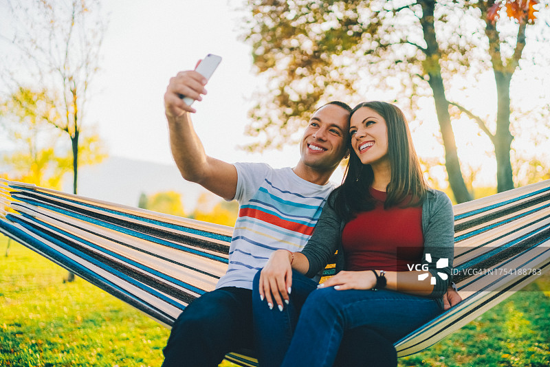 在吊床上自拍的情侣图片素材