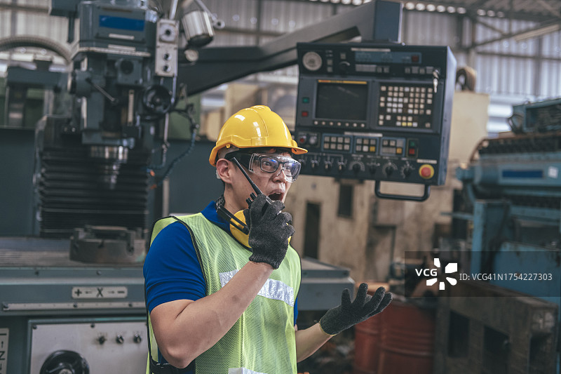 工人们用无线电通讯，表情严肃图片素材