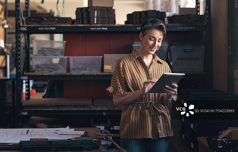 女商人使用平板电脑和仓库进行电商运营：包含技术、产品和公司的供应链，适用于工厂、网站和初创企业的仓储、包装和在线业务图片素材