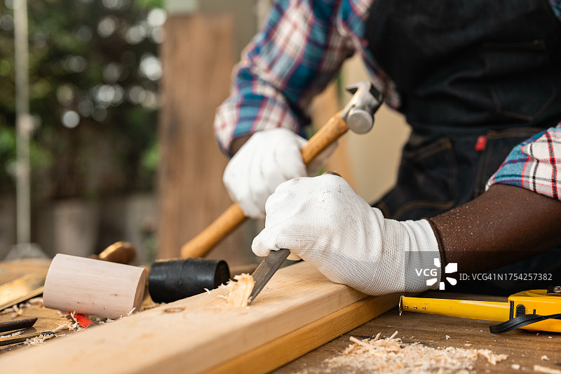 工作台上用于木工的木匠设备图片素材