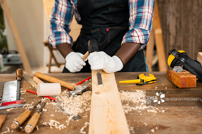 工作台上用于木工的木匠设备图片素材